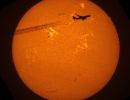 Sonne mit Flugzeug